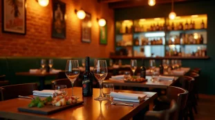 Intérieur d'un restaurant de cuisine italienne et bar en soirée, ambiance chaleureuse avec lumières tamisées et table dressée avec antipasti et verres de vin