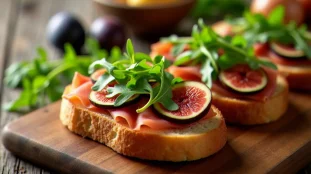 Bruschettas garnies de jambon cru prosciutto, roquette et figues fraîches présentées sur une planche en bois